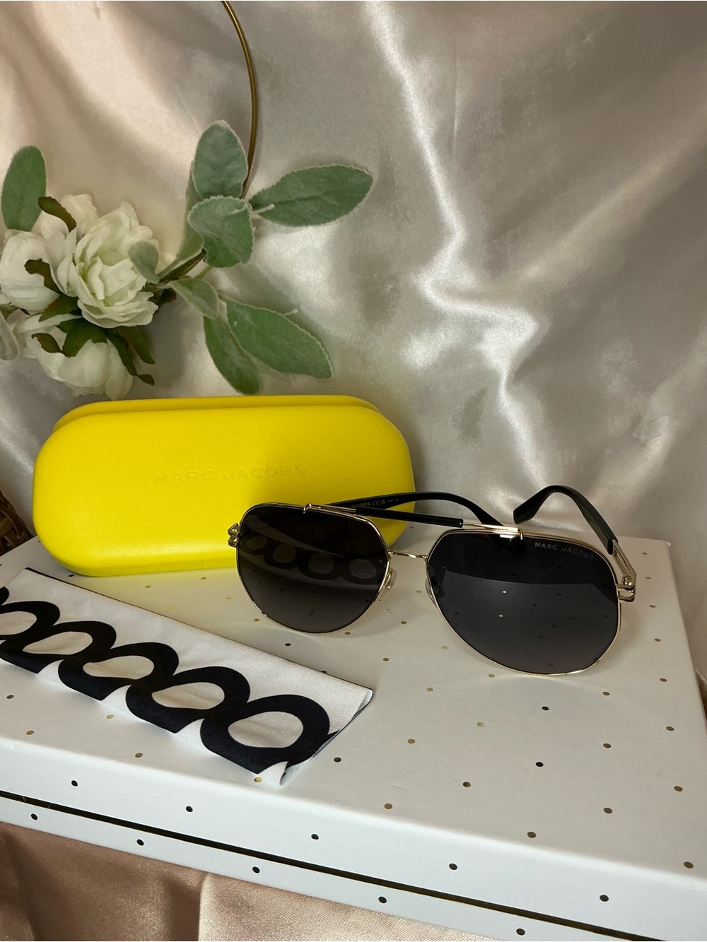 NWOT Marc Jacobs Black Lens Gold Frame Aviator Sunglasses 673S